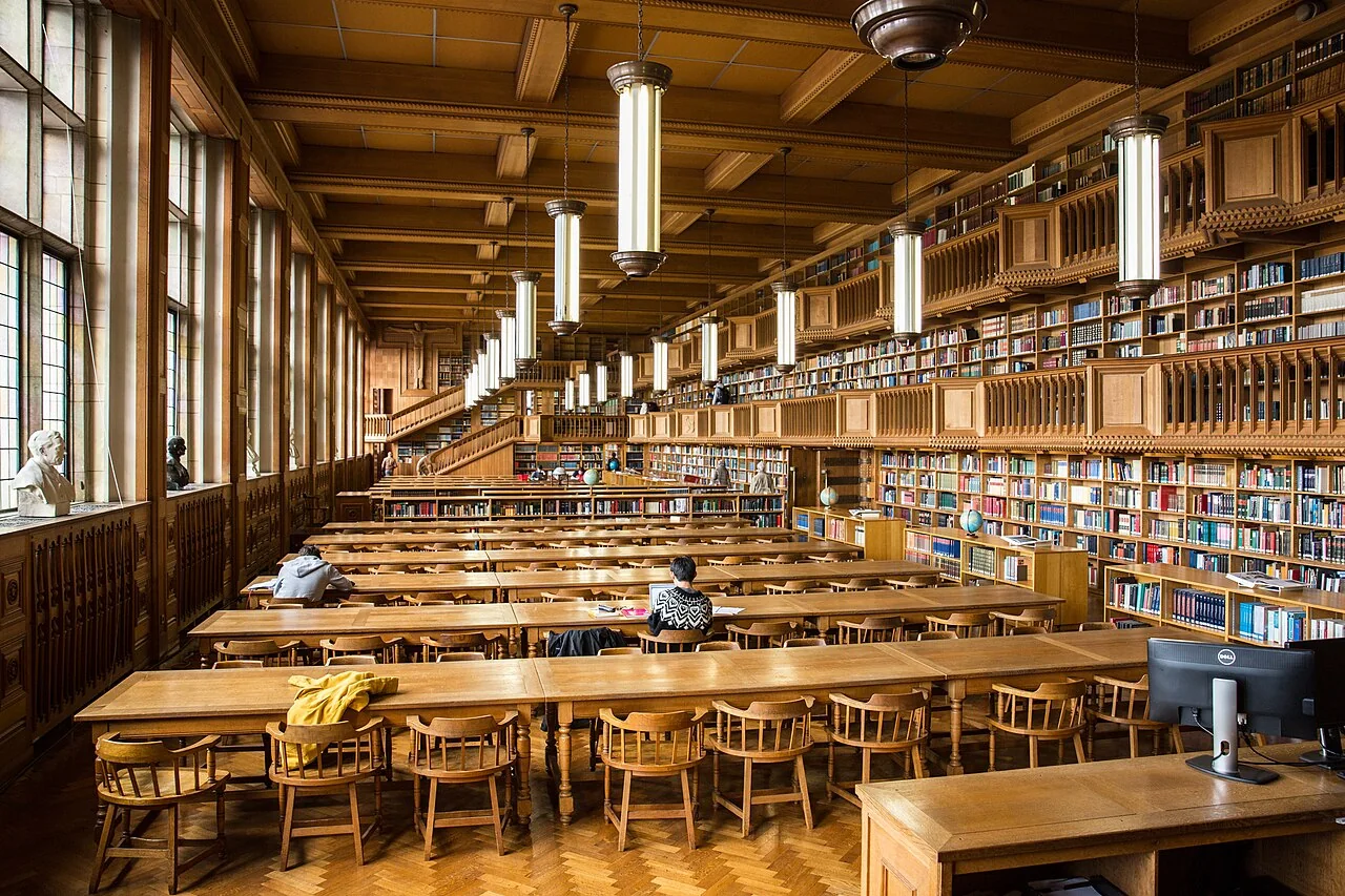 Sala de lectura de la biblioteca de KU Leuven, Bélgica, en 2017. Fotografía de contexto académico; no representa entrevistas ni participantes del estudio.