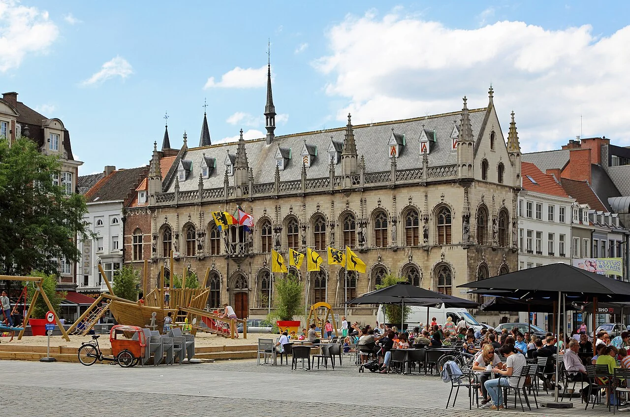 Ayuntamiento de Kortrijk, Bélgica. Fotografía de archivo de 2014; contexto del plan municipal.