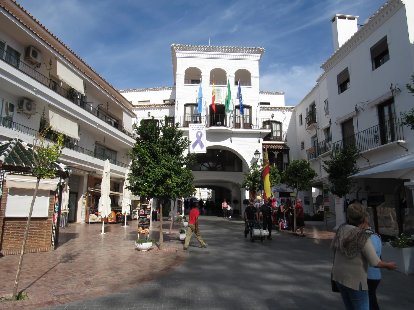 Ayuntamiento de Nerja, Málaga, en 2017. Vista de la localidad como contexto geográfico; no muestra el lugar de los hechos.