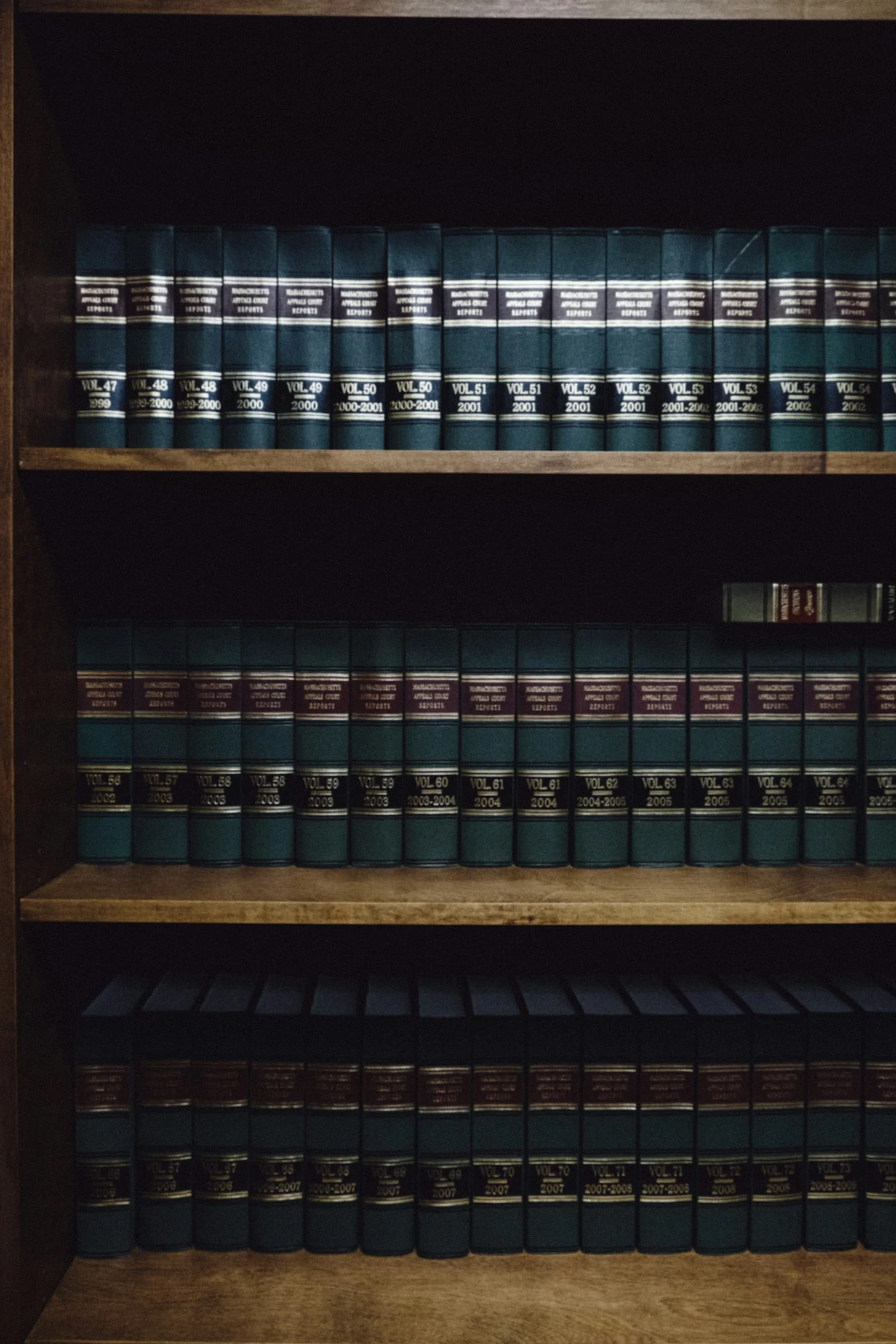 Libros de derecho en una biblioteca de Boston. Fotografía de contexto jurídico, ajena al proceso judicial español.