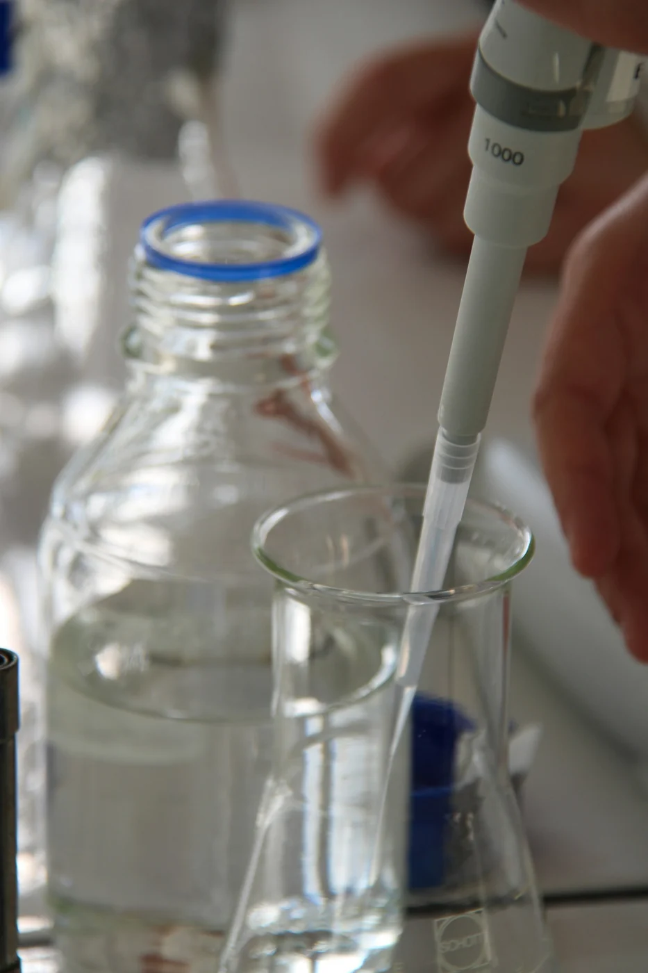 Uso de una micropipeta en un laboratorio. Fotografía de contexto experimental; no muestra el prototipo AlertStrip ni acredita su eficacia.