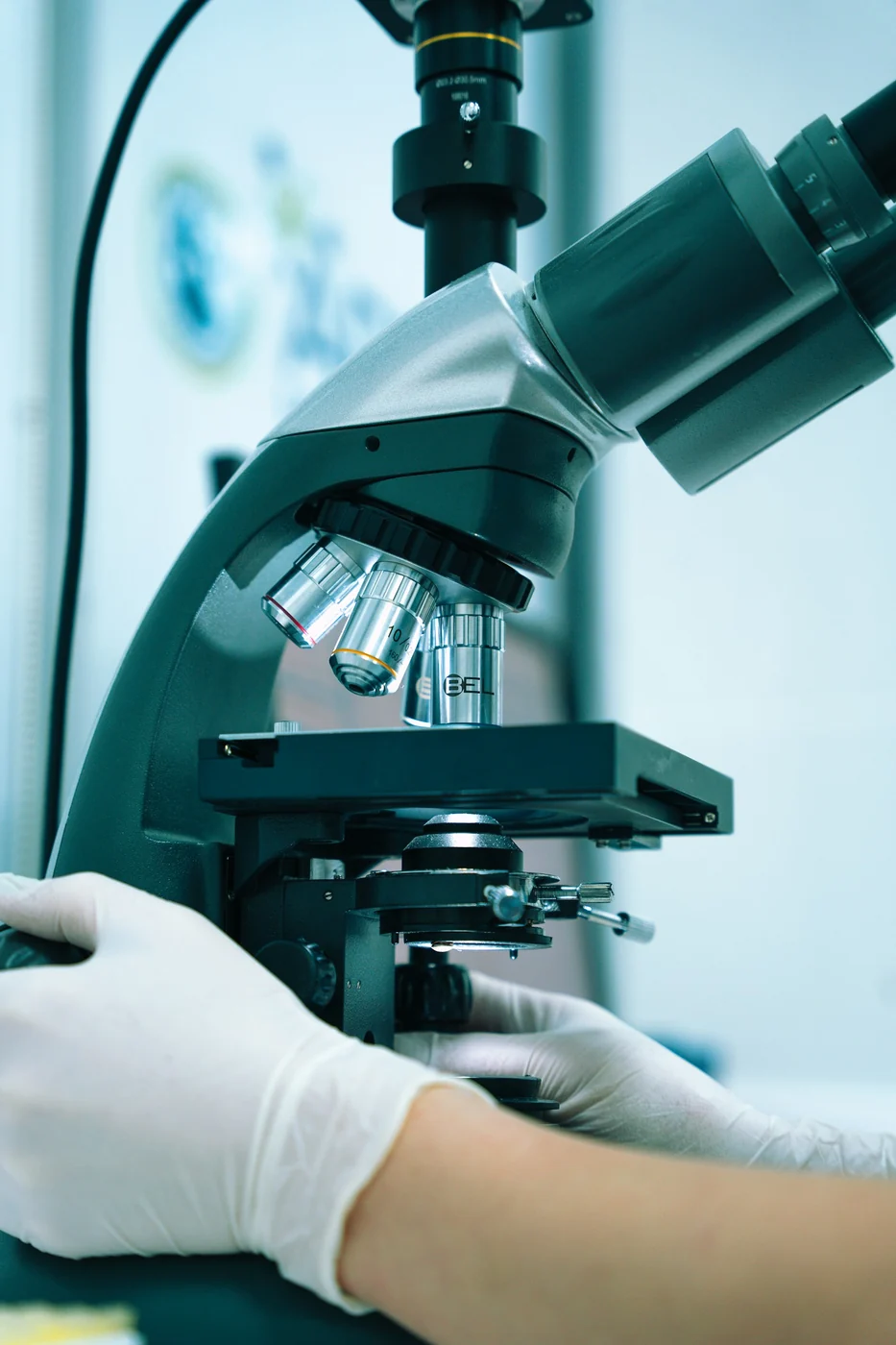 Trabajo con un microscopio en un laboratorio. Fotografía de contexto sanitario, ajena al Hospital Clínic y a sus pacientes.