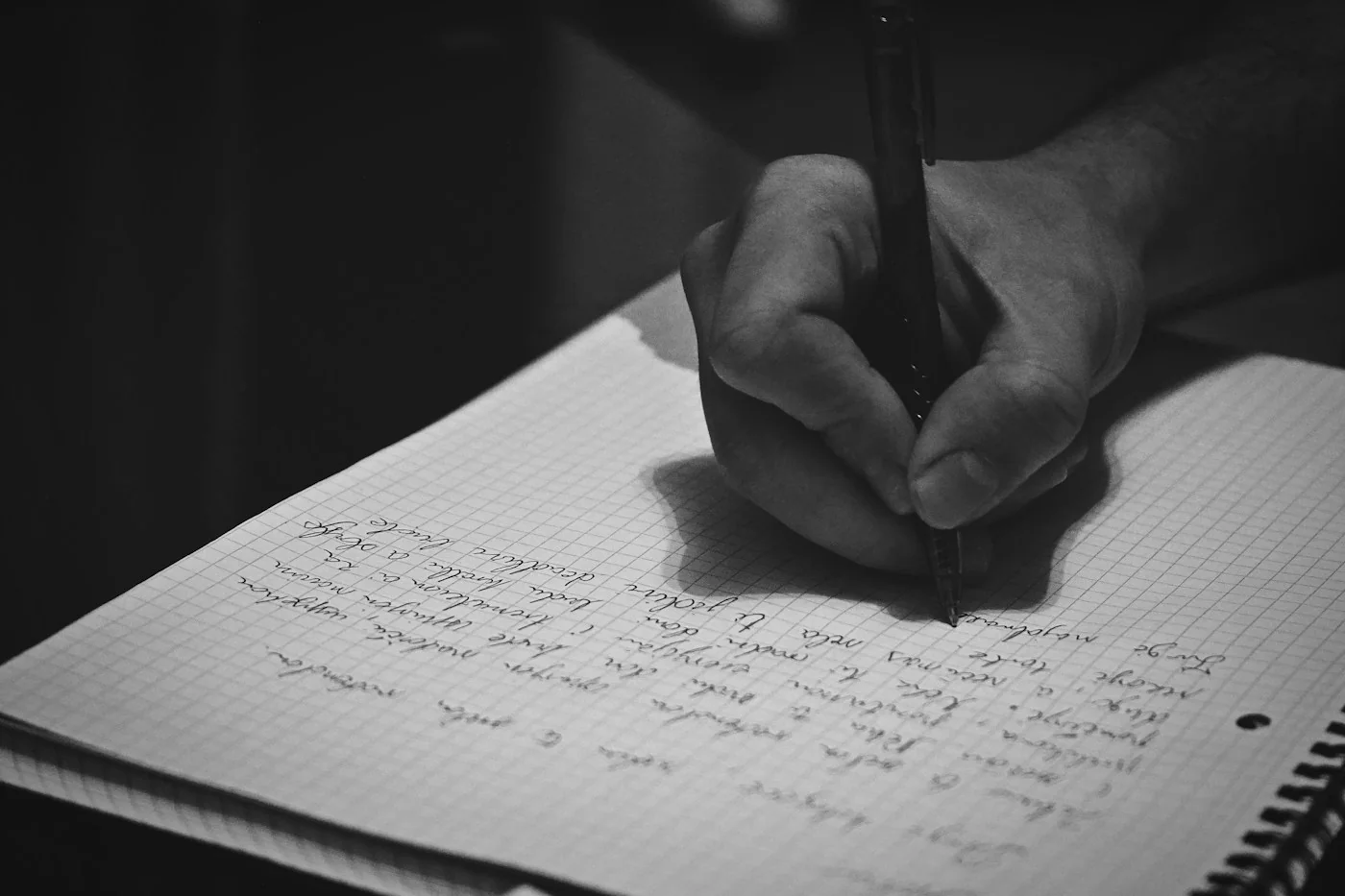 Toma de notas en un cuaderno. Fotografía de contexto académico; no muestra participantes ni cuestionarios del estudio gallego.