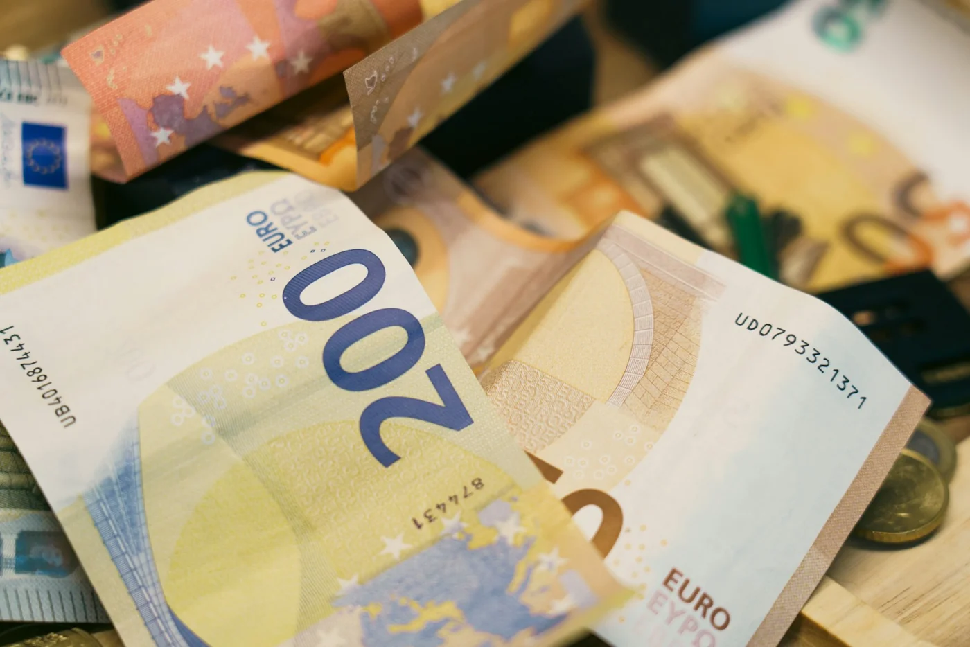Billetes y monedas de euro. Fotografía de contexto financiero; no muestra dinero intervenido ni pruebas del operativo.