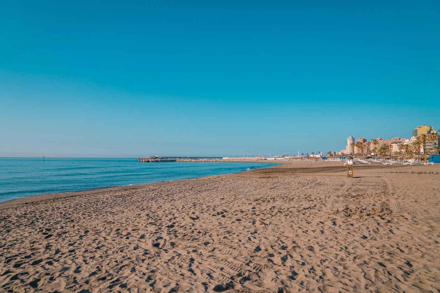 Playa de Fuengirola, en la Costa del Sol. Fotografía de contexto regional; no muestra Manilva ni el lugar de los hechos.