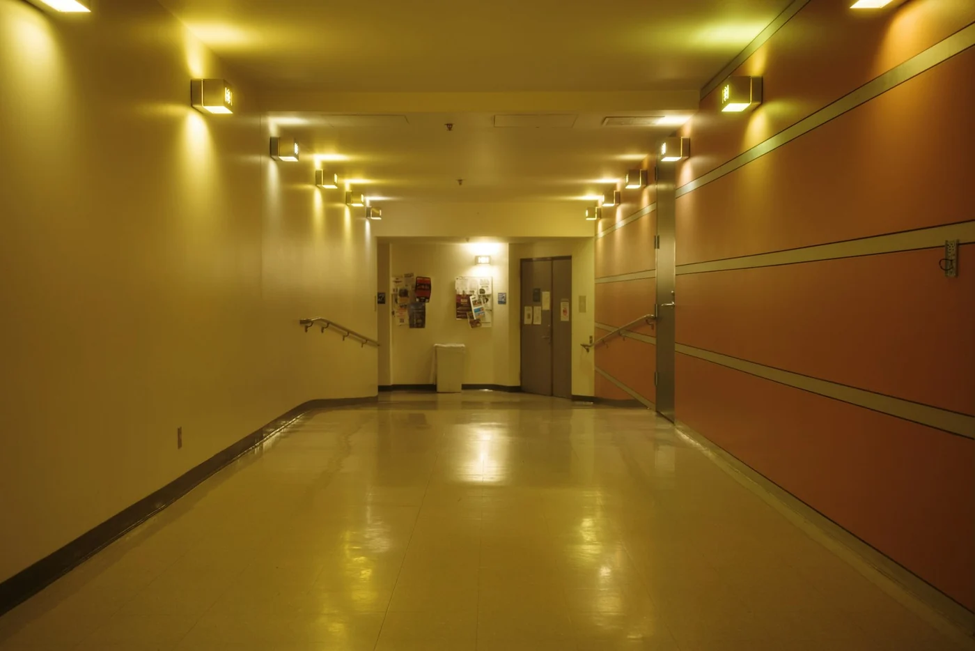 Pasillo sanitario fotografiado en Berkeley, Estados Unidos. Imagen de contexto asistencial, ajena a la elaboración del consenso español.