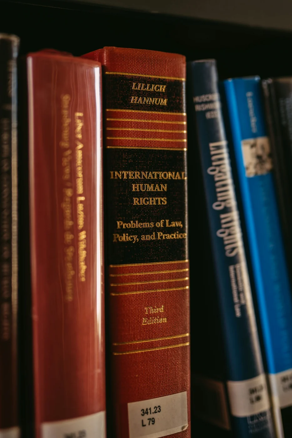 Libros de derecho y derechos humanos. Fotografía de contexto jurídico, ajena al expediente y a las personas del caso.