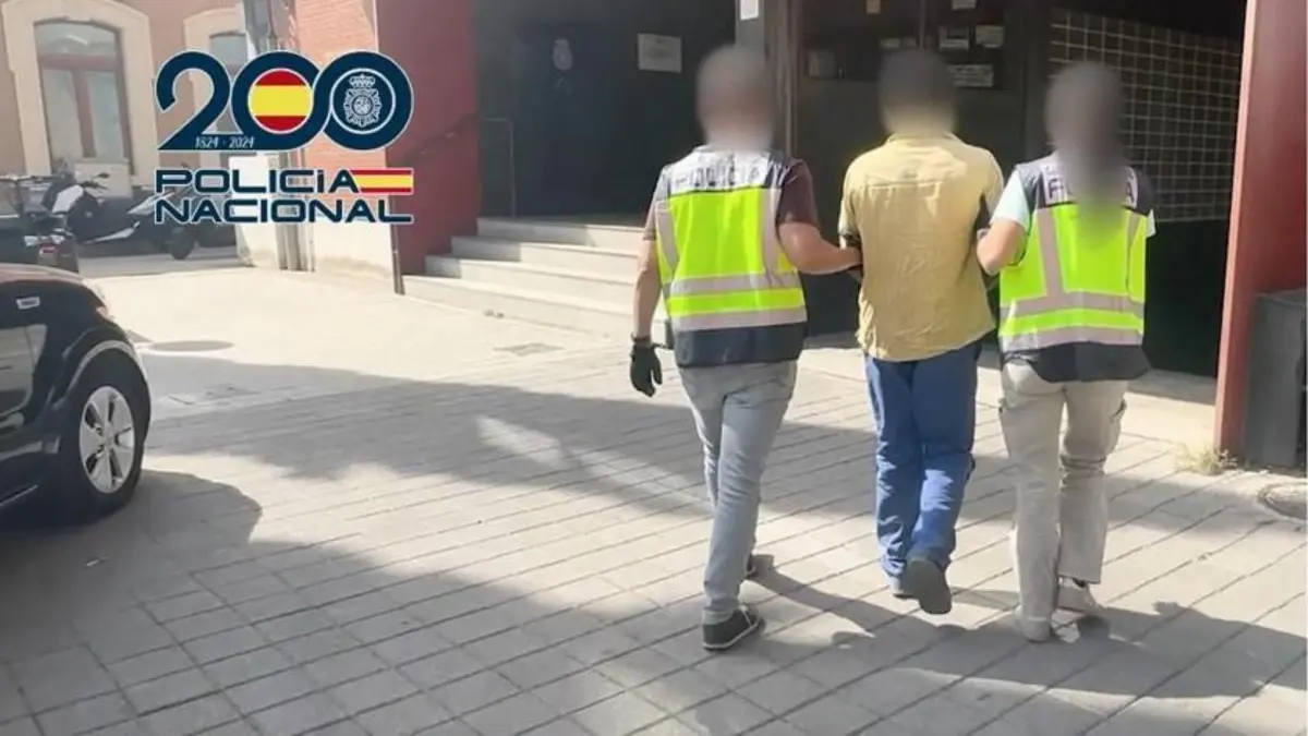 El detenido, escoltado por agentes. Imagen difundida con la información policial sobre el caso de Huércal-Overa. Foto: Policía Nacional.