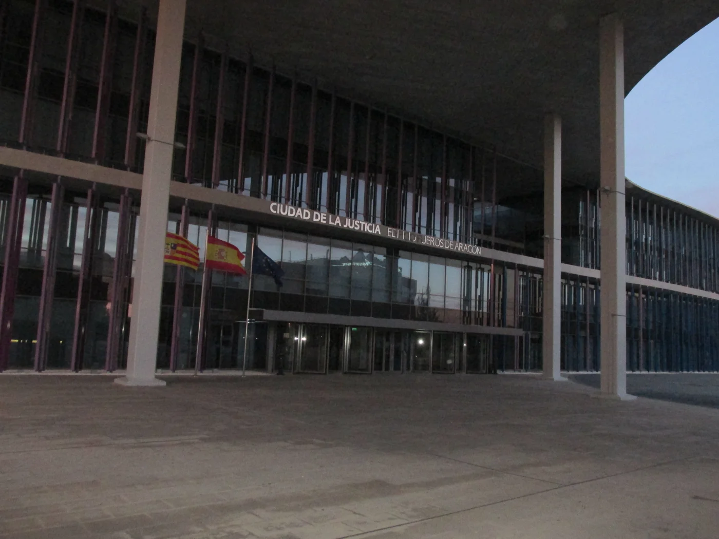 Edificio Fueros de Aragón de la Ciudad de la Justicia de Zaragoza, fotografiado en 2016. Imagen de archivo; no muestra los hechos denunciados ni la comparecencia de este caso.