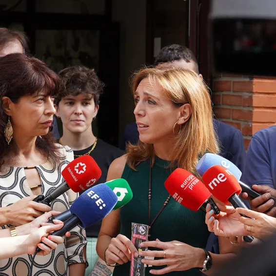 Ana Redondo atiende a los medios durante su visita a Alcorcón, publicada por el Ayuntamiento el 30 de agosto de 2024. Fotografía de la visita institucional.
