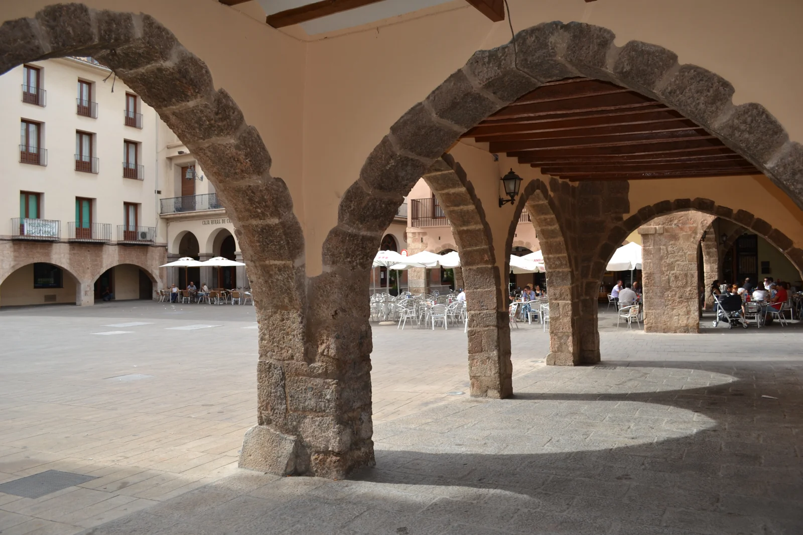 Soportales de la plaça de la Vila, en Vila-real, fotografiados en 2013. Imagen de contexto de la localidad; no muestra el reparto de pulseras.