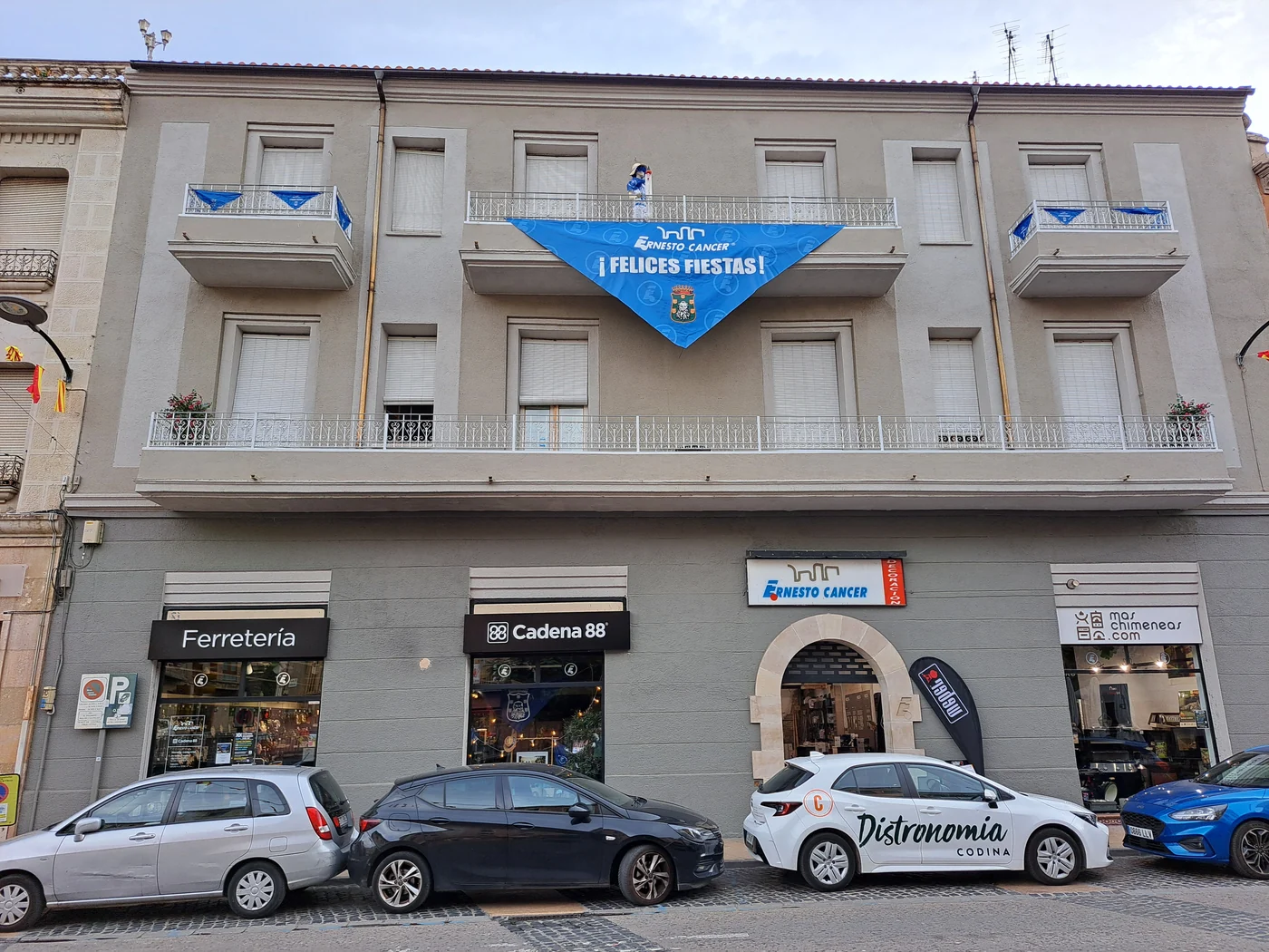 Plaza Diputación de Barbastro con decoración festiva, fotografiada en agosto de 2026. Contexto de las fiestas; no muestra el reparto de tapacopas.