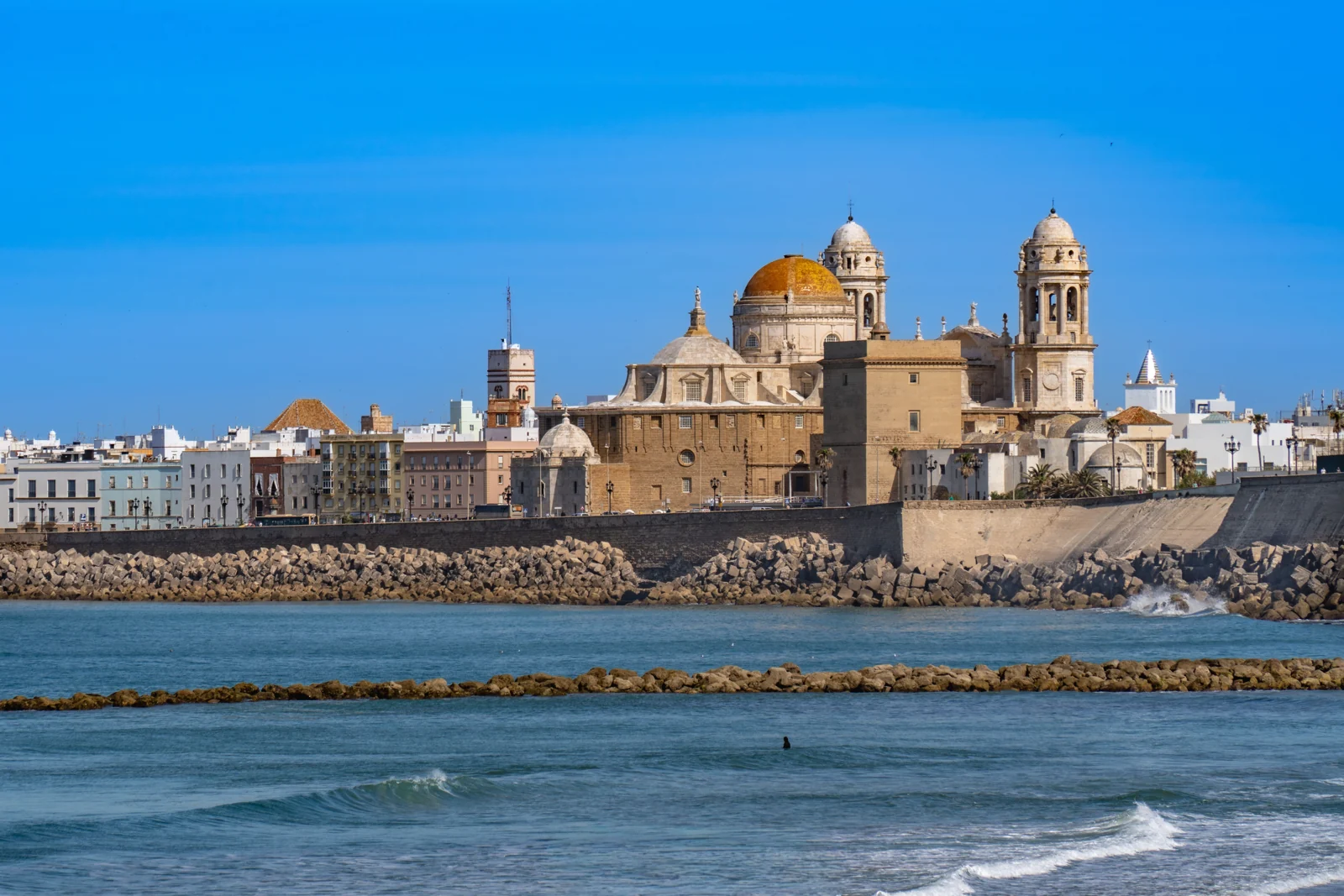 Vista de la catedral y el frente marítimo de Cádiz, fotografiados en abril de 2026. Fotografía de contexto de la ciudad; no muestra el dispositivo de Carnaval.