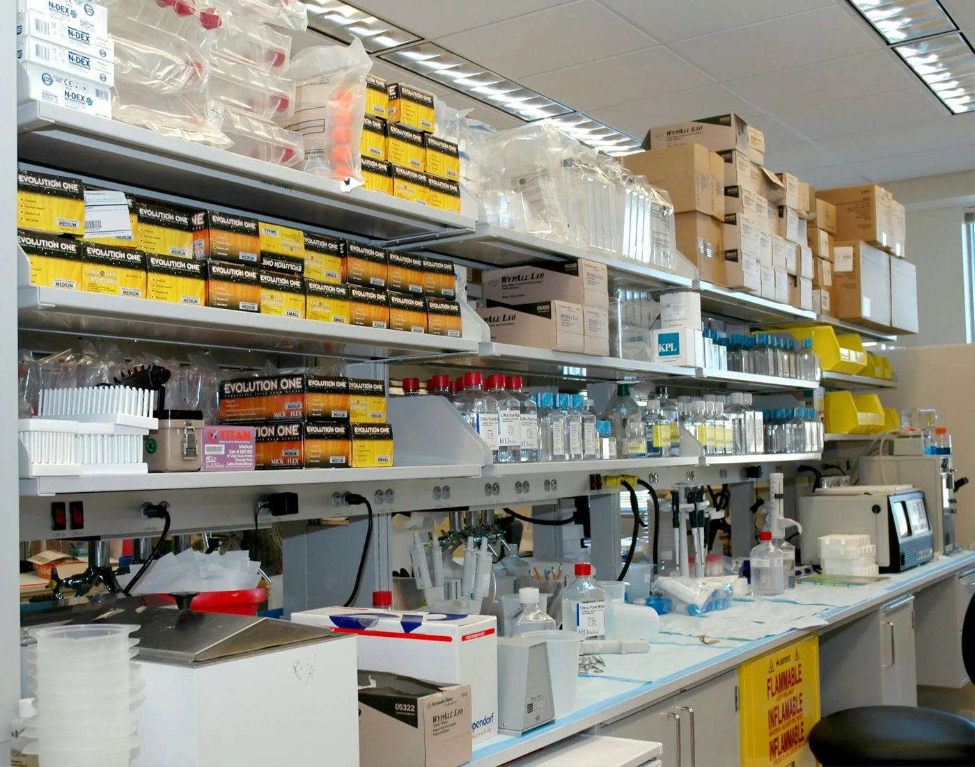 Laboratorio del Clinical Research Center de los Institutos Nacionales de Salud de Estados Unidos. Fotografía de contexto científico; no es el laboratorio del Hospital Clínic.