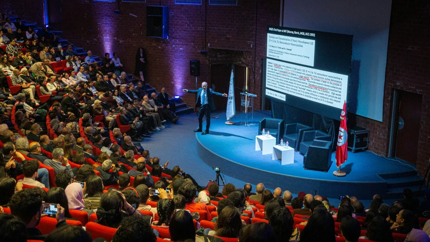 Una charla en un auditorio. Fotografía de contexto sobre formación y divulgación; no corresponde a las sesiones de la campaña de La Oliva.