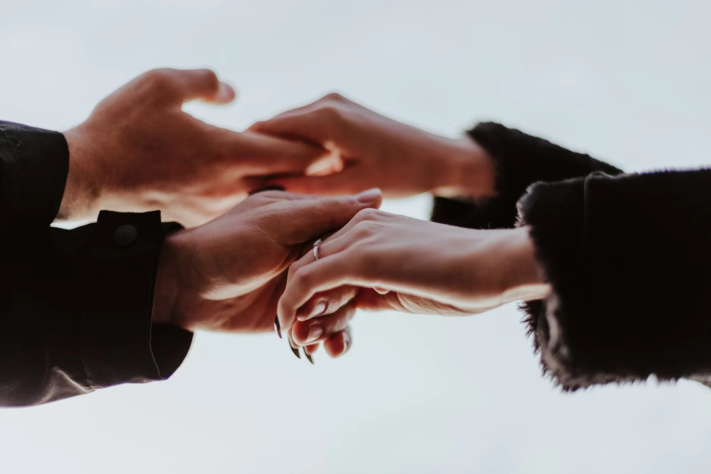 Dos personas se dan la mano. Fotografía de contexto sobre acompañamiento y apoyo; no identifica a víctimas ni documenta una intervención de la campaña.