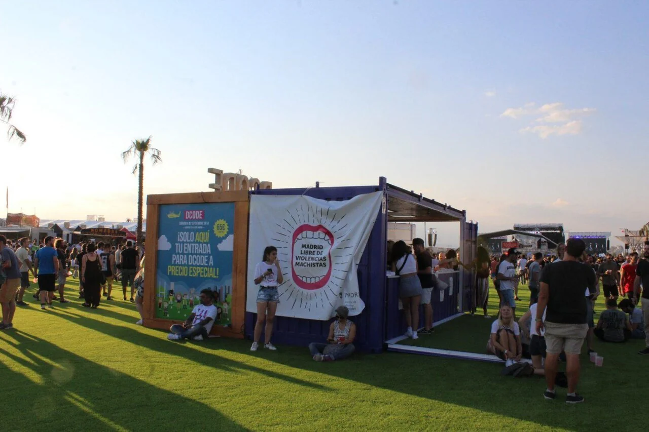 Punto Violeta del festival Mad Cool, en Madrid, en 2018. Fotografía de archivo que muestra este tipo de recurso; no corresponde al taller ni a la feria de Morón.