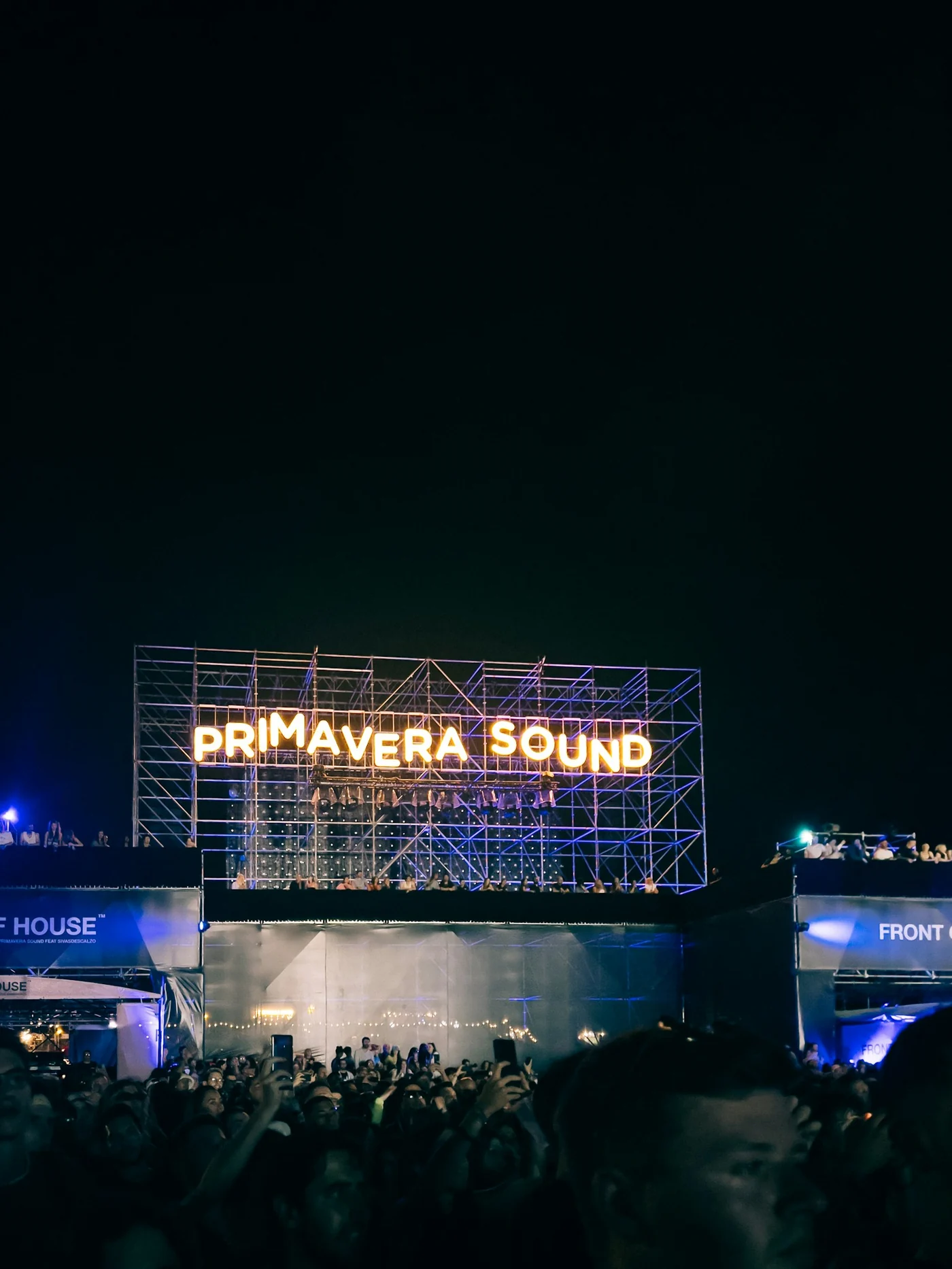 Público en un festival de Barcelona, en una fotografía de archivo de 2022. Contexto del ocio festivo; no muestra el Punto PAVE ni las fiestas de Nules.
