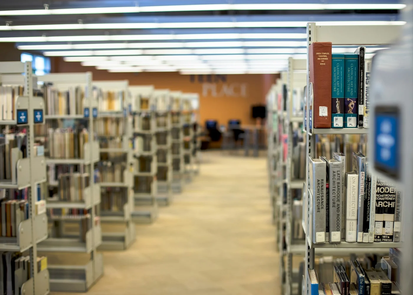 Estanterías de la biblioteca pública de Kansas City. Fotografía de contexto sobre consulta y conocimiento; no es una dependencia de la Universidad de Alcalá.