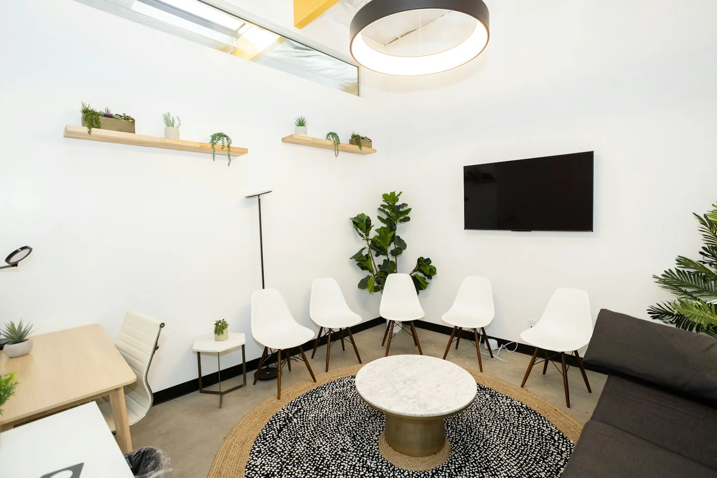 Sala de atención y espera sin personas. Fotografía de contexto sobre apoyo psicológico; no corresponde al estudio ni a las personas que participaron.