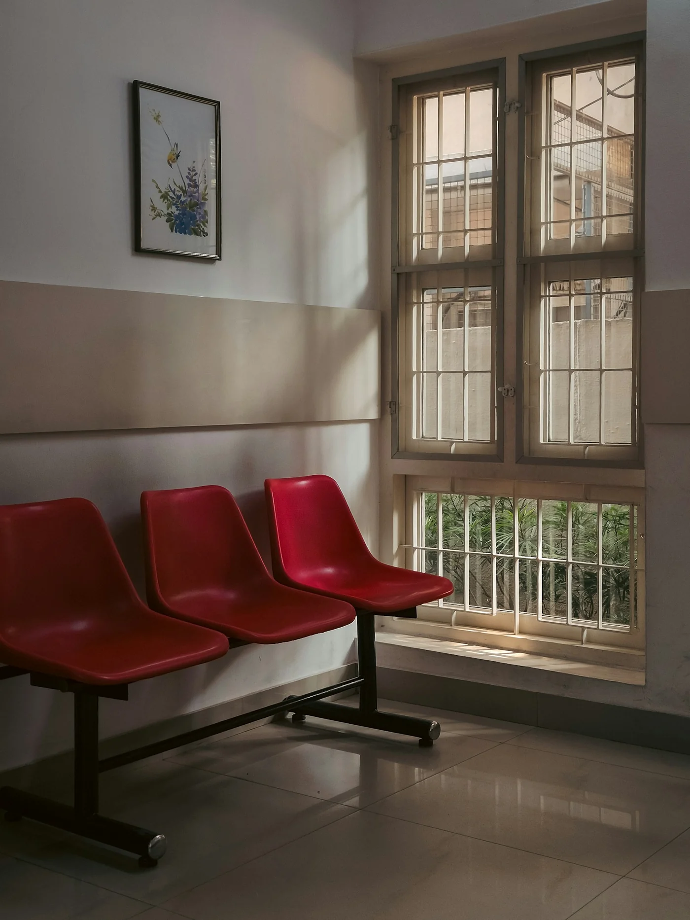 Sala de espera vacía. Fotografía de contexto sobre acceso a la atención; no corresponde al estudio ni representa a ninguna de sus participantes.