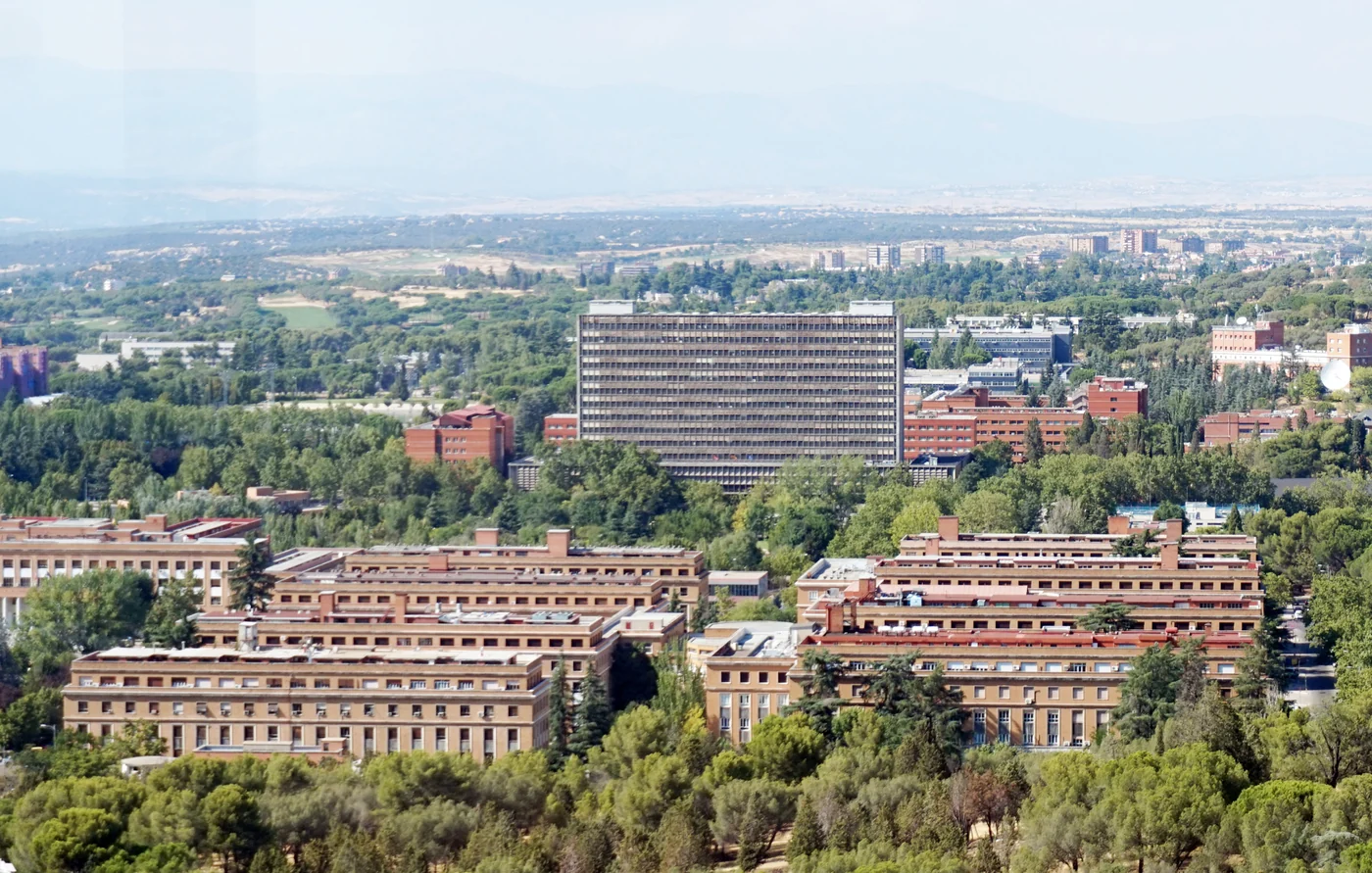 Campus de la Universidad Complutense de Madrid, fotografiado en 2016. Imagen de contexto institucional; no muestra a las personas participantes en el estudio.