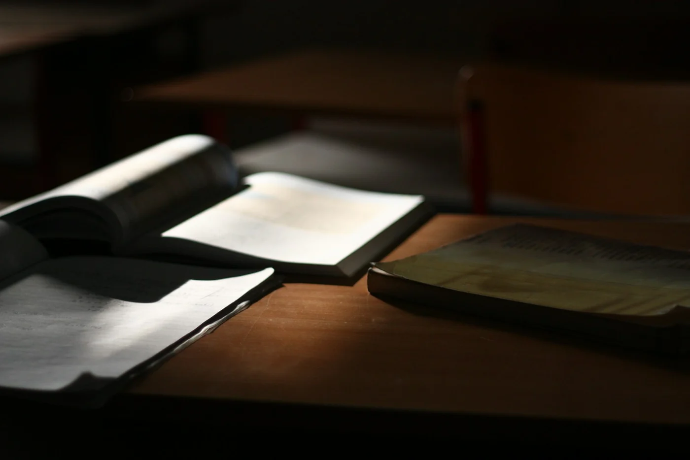 Libros y material de estudio. Fotografía de contexto sobre investigación y conocimiento; no representa a participantes ni el contenido analizado por la UCM.