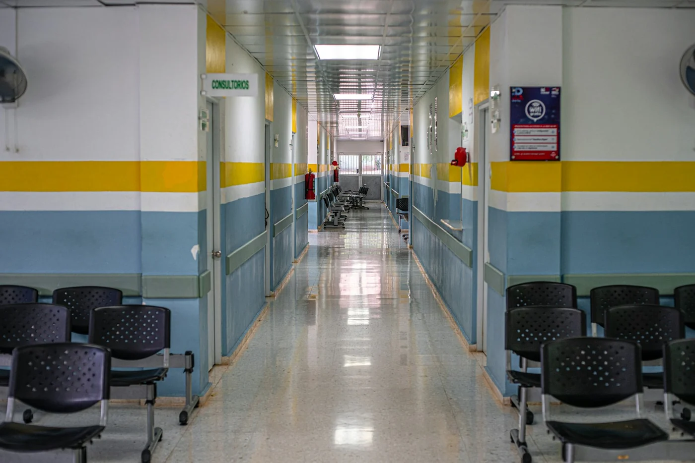 Pasillo hospitalario fotografiado en Pedernales, República Dominicana. Imagen de contexto sanitario; no corresponde a los hospitales ni a los casos de la encuesta española.