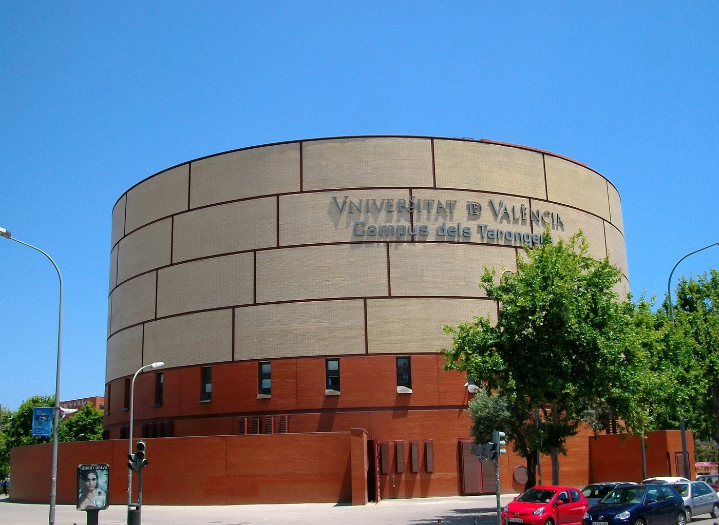 Edificio de servicios del campus de Tarongers de la Universitat de València, en una fotografía de archivo de 2010. No es una imagen de los talleres anunciados.