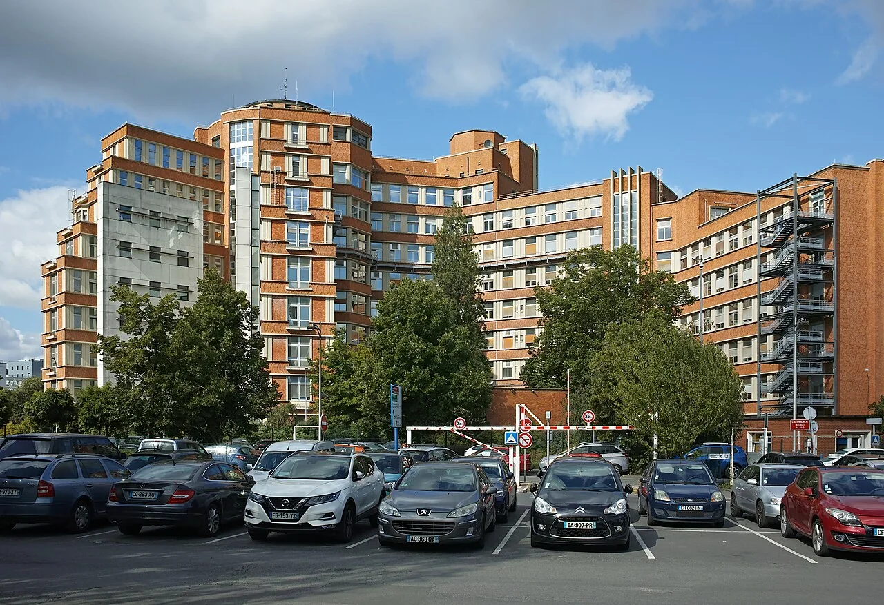 Hospital Claude Huriez, CHU de Lille, en 2022. Contexto sanitario de Hauts-de-France, una de las regiones del programa; no documenta un análisis.