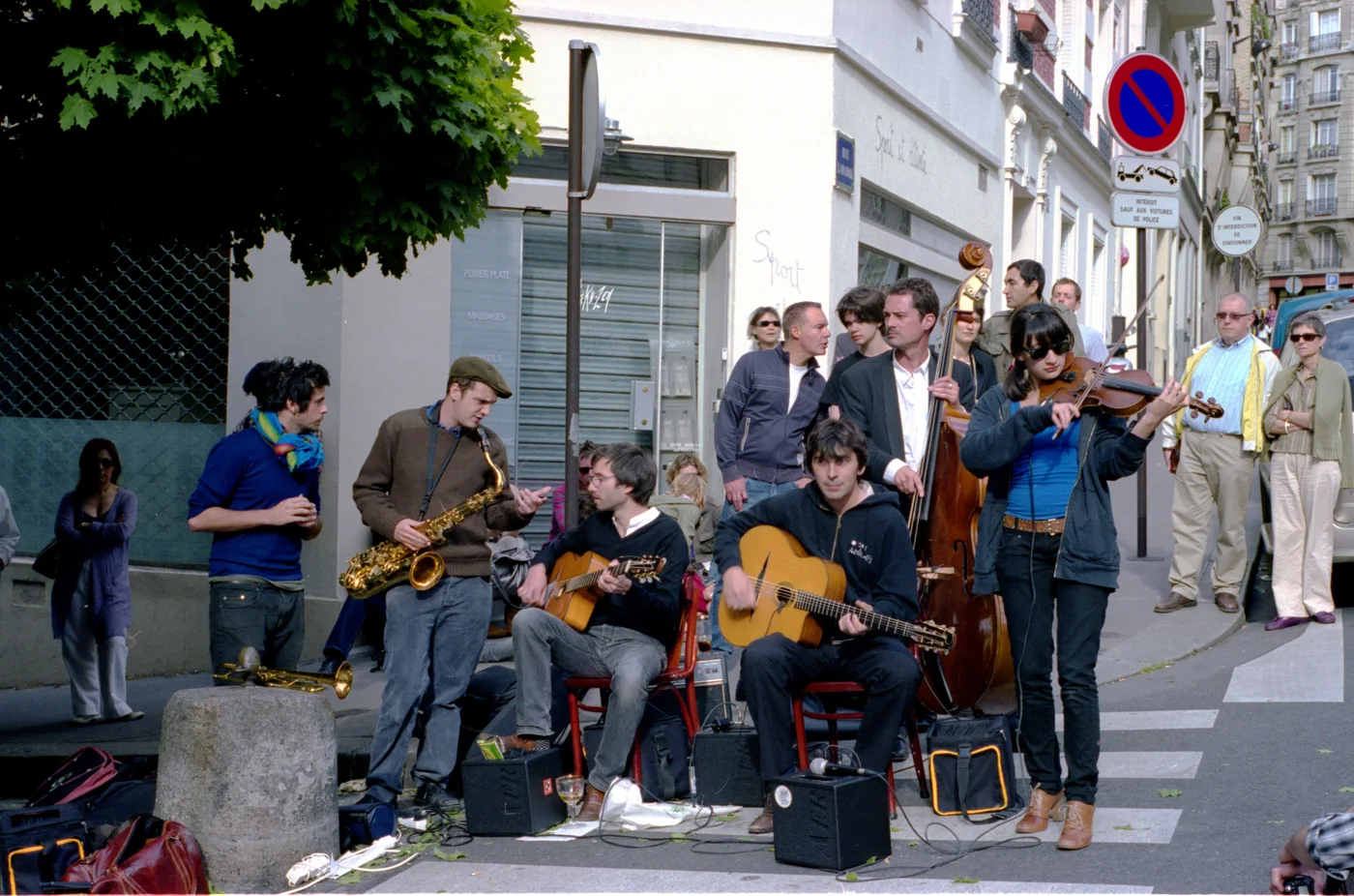 Fiesta de la Música en París, fotografía de archivo de 2009. Las personas fotografiadas no están vinculadas a las denuncias de 2025.