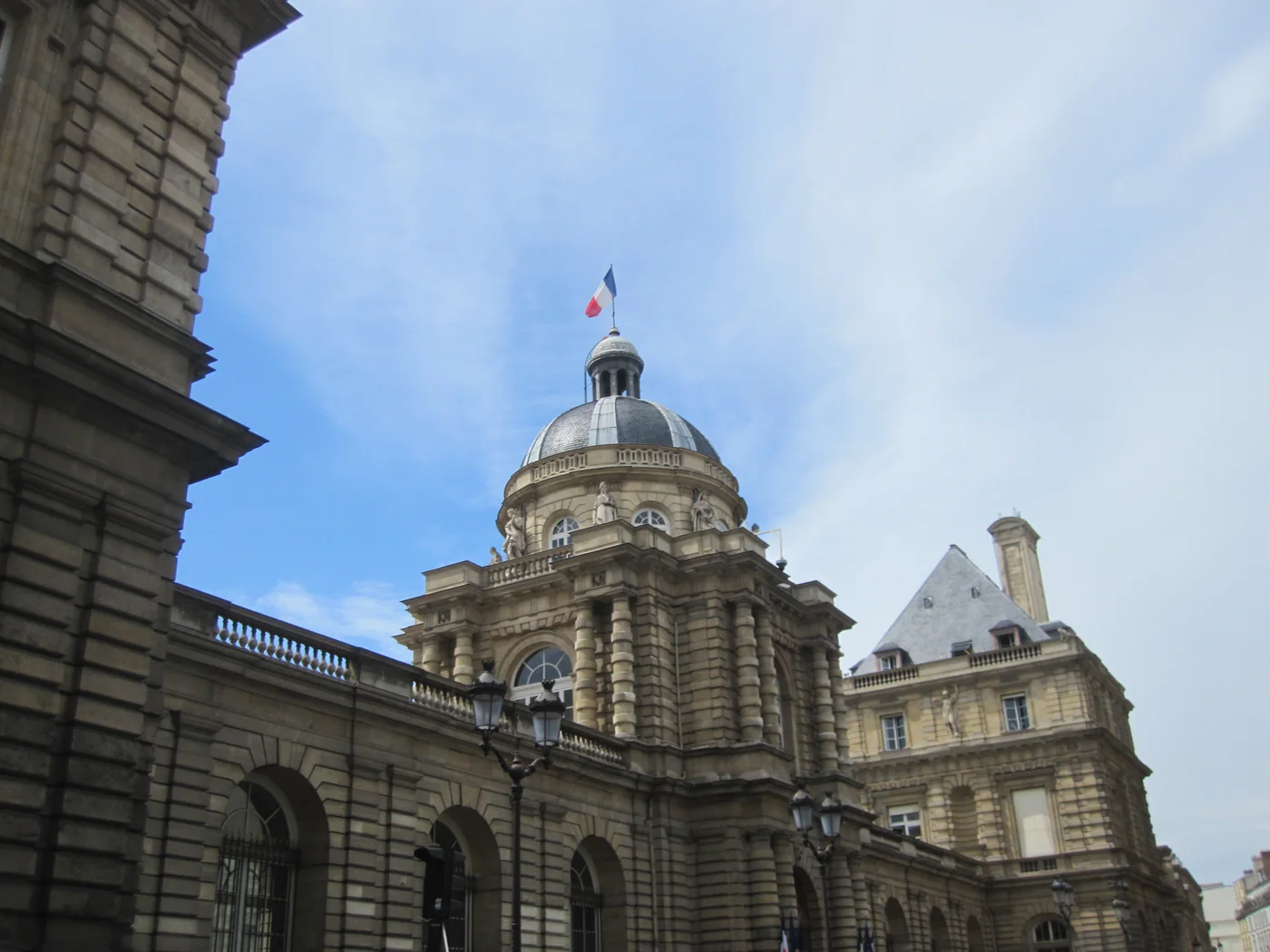 Palacio de Luxemburgo, sede del Senado francés, en 2022. Fotografía de contexto institucional del informe.