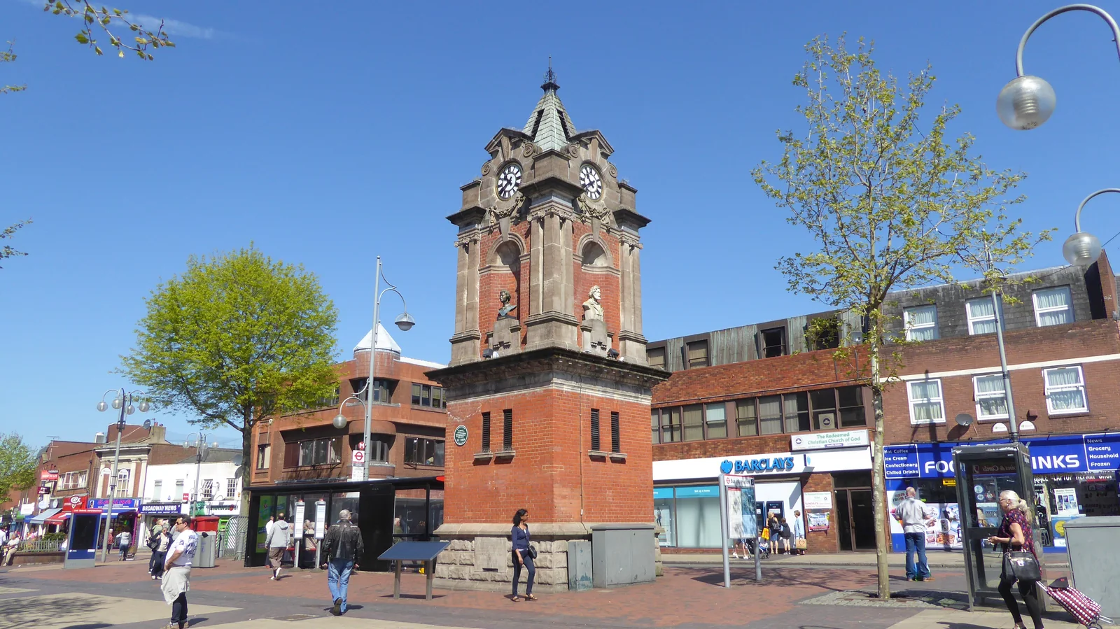La torre del reloj de Bexleyheath, en el sureste de Londres. Imagen del entorno urbano, ajena al operativo policial.