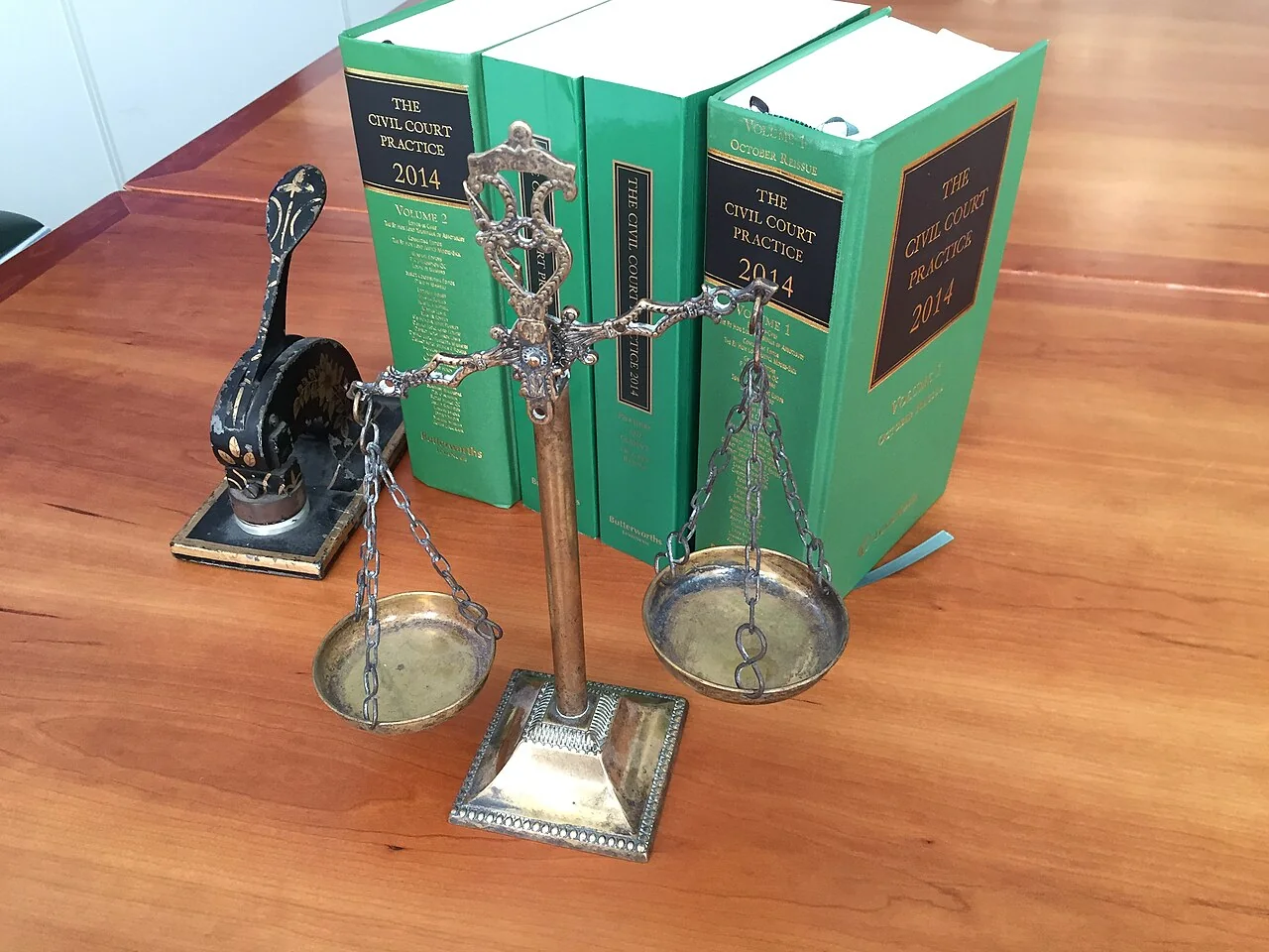 Libros jurídicos fotografiados en Londres. Imagen de contexto sobre legislación y datos judiciales; no reproduce el expediente del CPS.