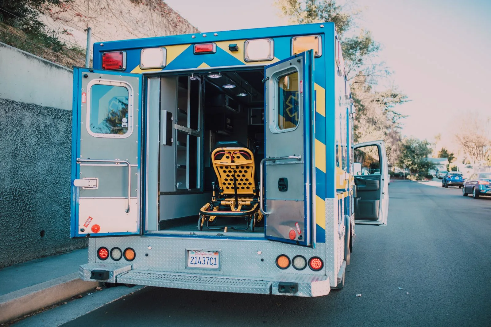 Ambulancia abierta con una camilla. Fotografía de recurso sobre atención de urgencias; no documenta el servicio escocés ni un caso concreto.