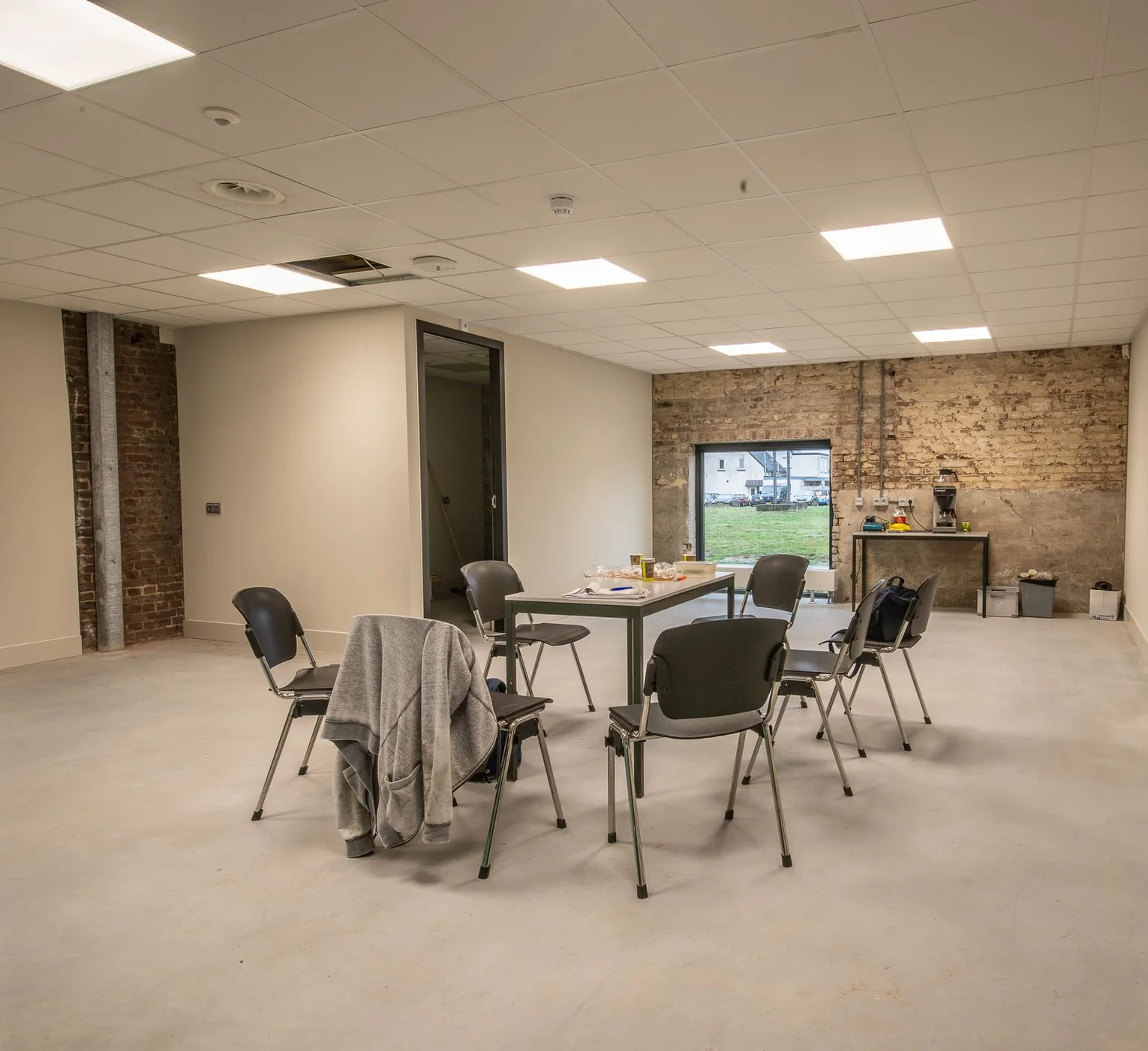 Sala preparada para reuniones y aprendizaje en grupo. Fotografía de recurso, distinta del espacio de formación de Salisbury.