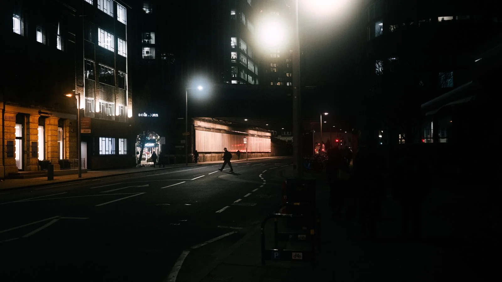 Calle de Londres al anochecer. Fotografía de recurso sobre entornos nocturnos; no corresponde a Southwater ni a la campaña de Telford.