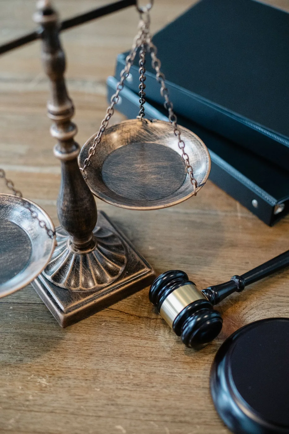 Balanza y mazo decorativos sobre una mesa. Fotografía de recurso sobre justicia; no muestra el tribunal ni pruebas del caso.