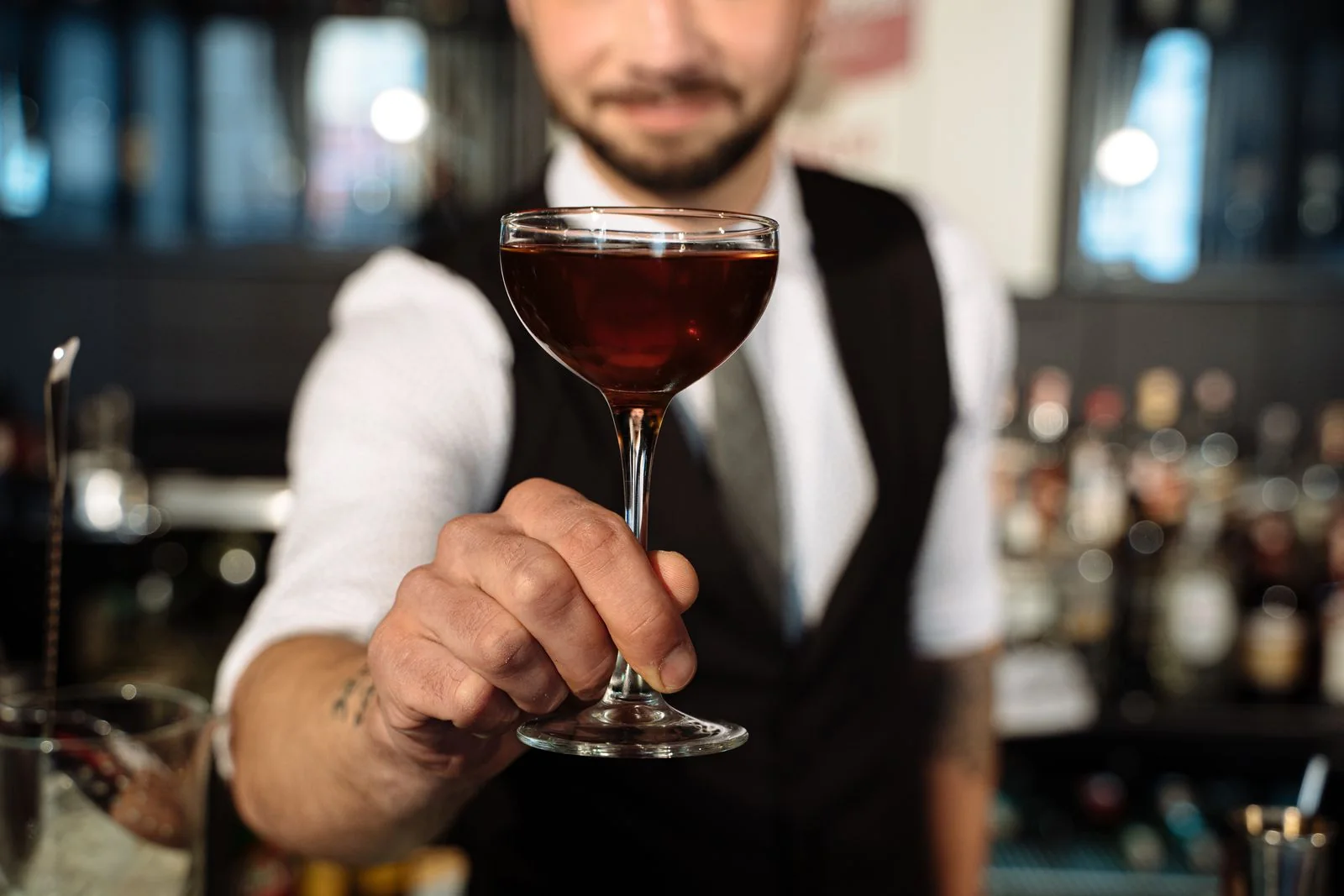 Servicio de una bebida en un bar. Fotografía de recurso sobre hostelería; la persona y el establecimiento no están relacionados con incidentes de spiking.
