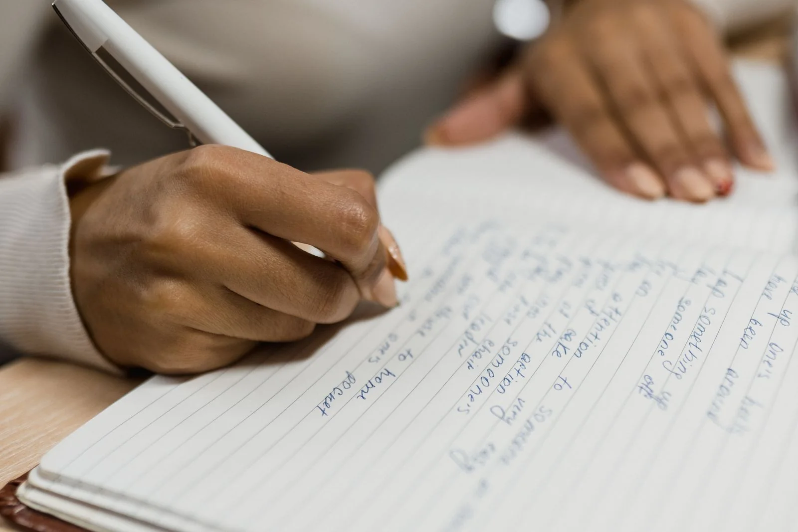 Toma de notas en un cuaderno. Fotografía de recurso sobre participación y recogida de opiniones; no muestra respuestas a la consulta escocesa.