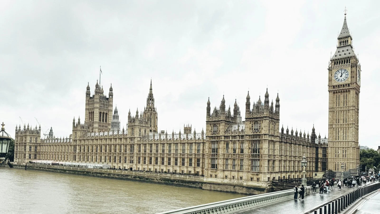 Palacio de Westminster y Elizabeth Tower, en una fotografía publicada en septiembre de 2025. Contexto parlamentario de la reforma.
