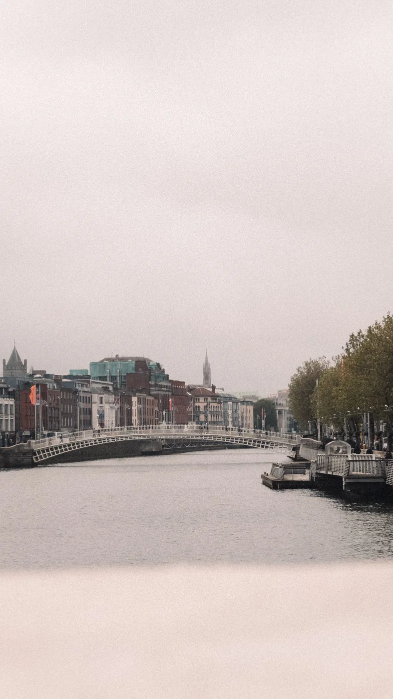 Ha’penny Bridge sobre el río Liffey, Dublín. Fotografía de contexto de la capital irlandesa; no muestra el debate parlamentario.