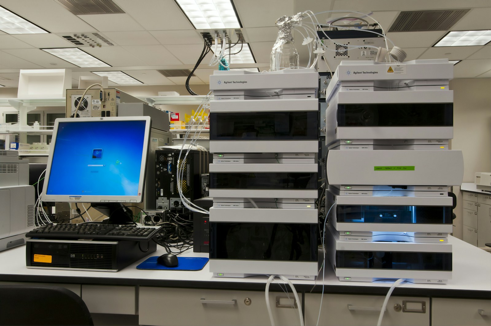 Equipo de cromatografía líquida en el Frederick National Laboratory for Cancer Research. Fotografía de contexto: National Cancer Institute / Unsplash.