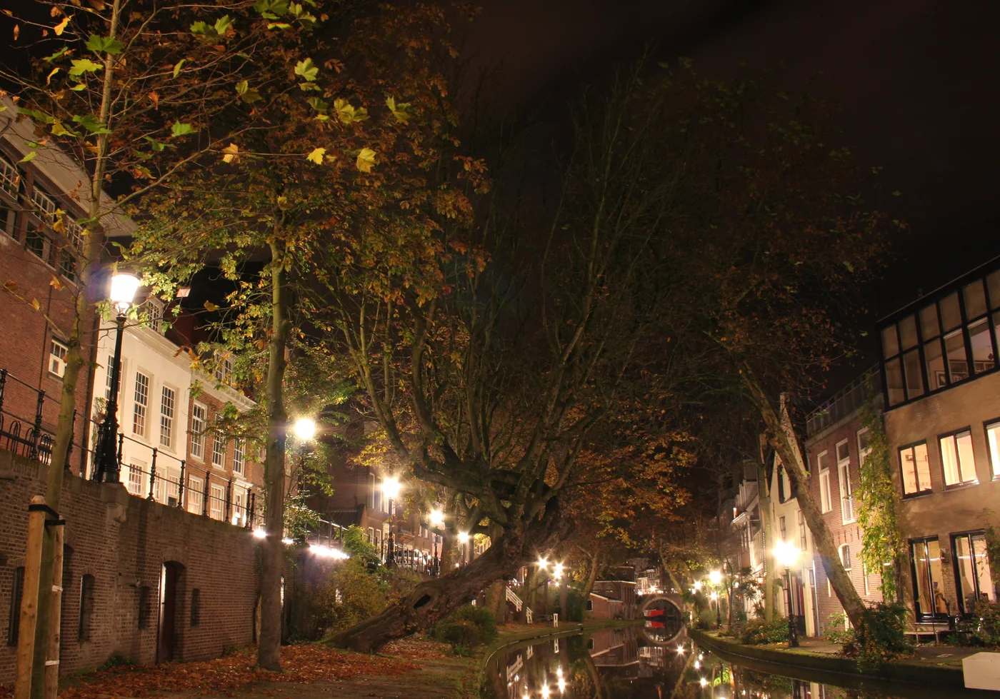 Canal Oudegracht de Utrecht de noche, 2007. Fotografía de contexto urbano neerlandés; no documenta un incidente de spiking.