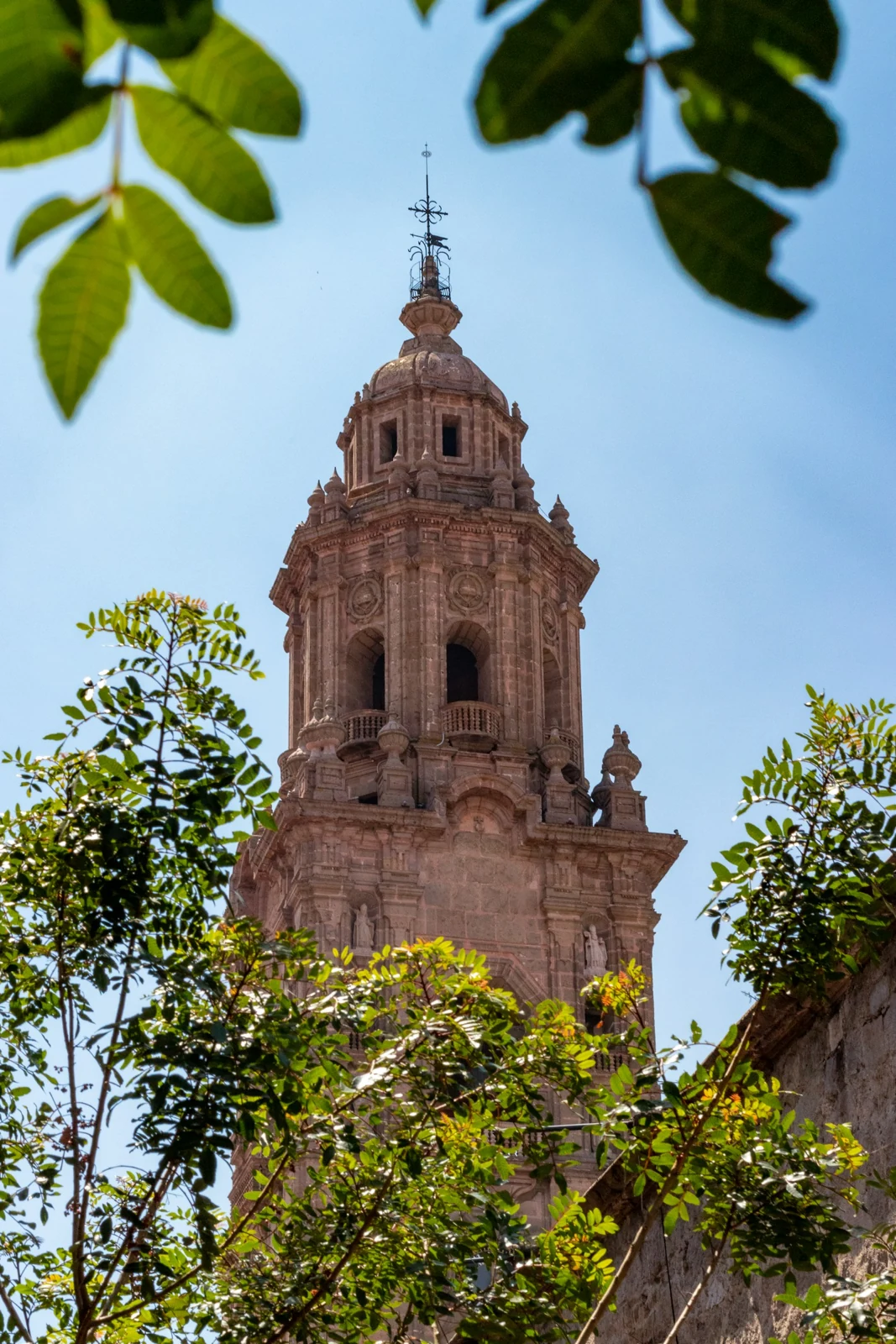 Torre de la catedral de Morelia, Michoacán. Fotografía de contexto de la capital del estado; no documenta el acuerdo parlamentario.
