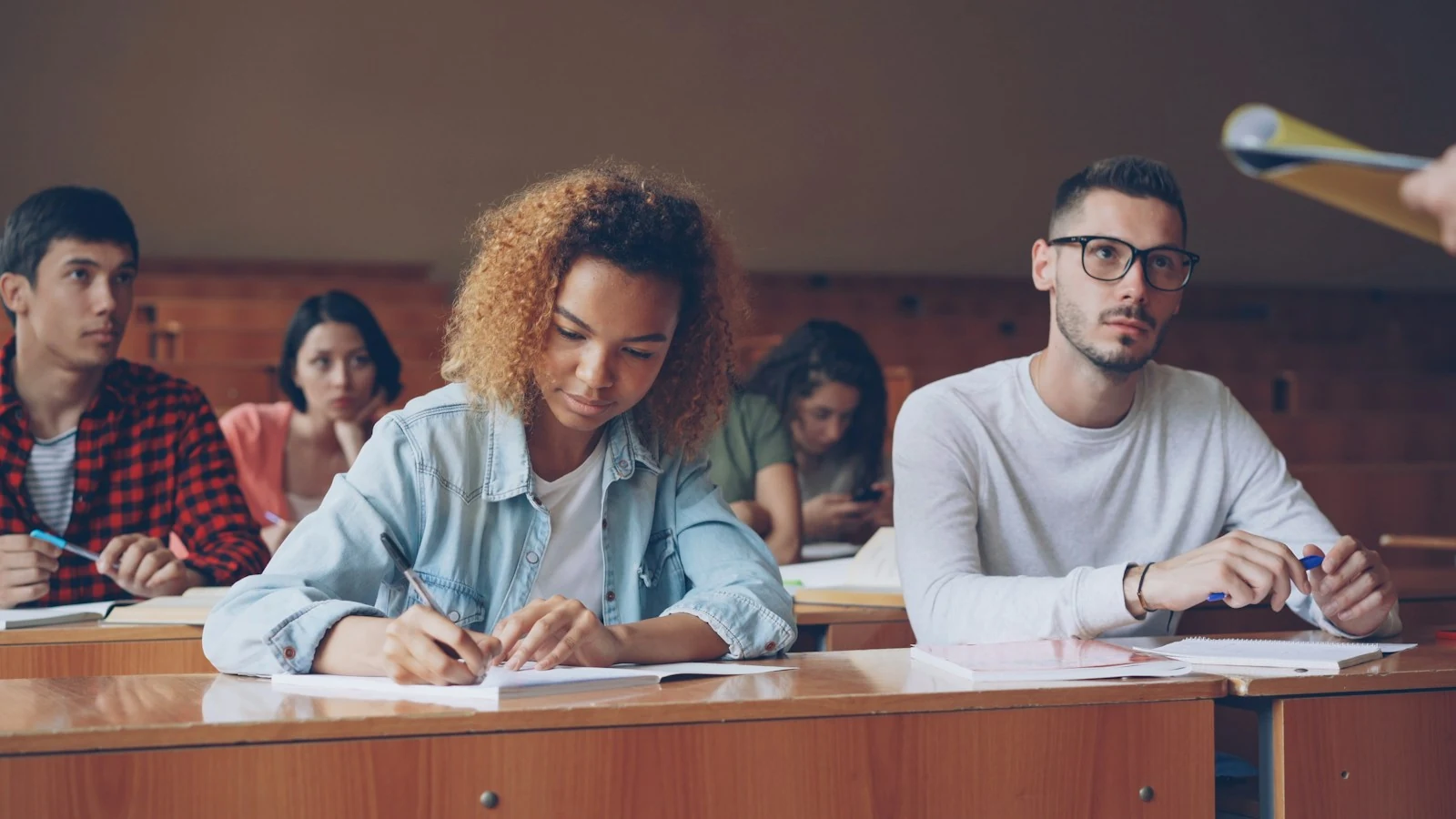 Estudiantes en un aula universitaria. Fotografía de contexto sobre formación; no corresponde a la UACH ni a la sesión descrita.