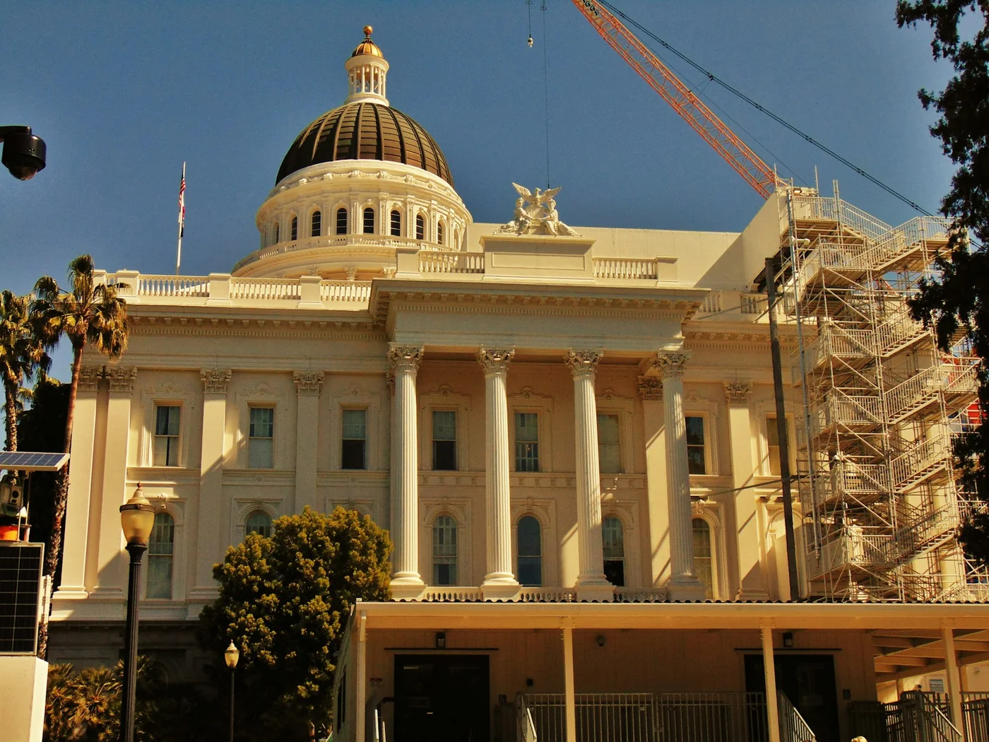 Capitolio de California, en Sacramento. Fotografía de contexto institucional; no documenta la aprobación de AB 1013.