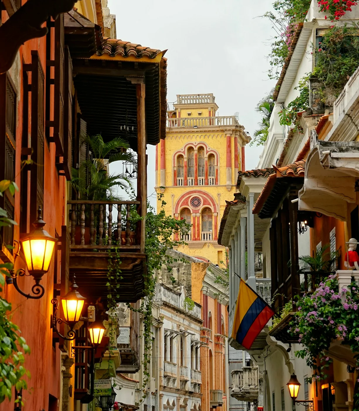 Calle del centro histórico de Cartagena, Colombia. Fotografía de contexto; no documenta un delito ni las fiestas citadas en la alerta.