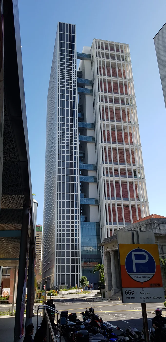 Torre de los tribunales estatales de Singapur. Fotografía de contexto institucional.