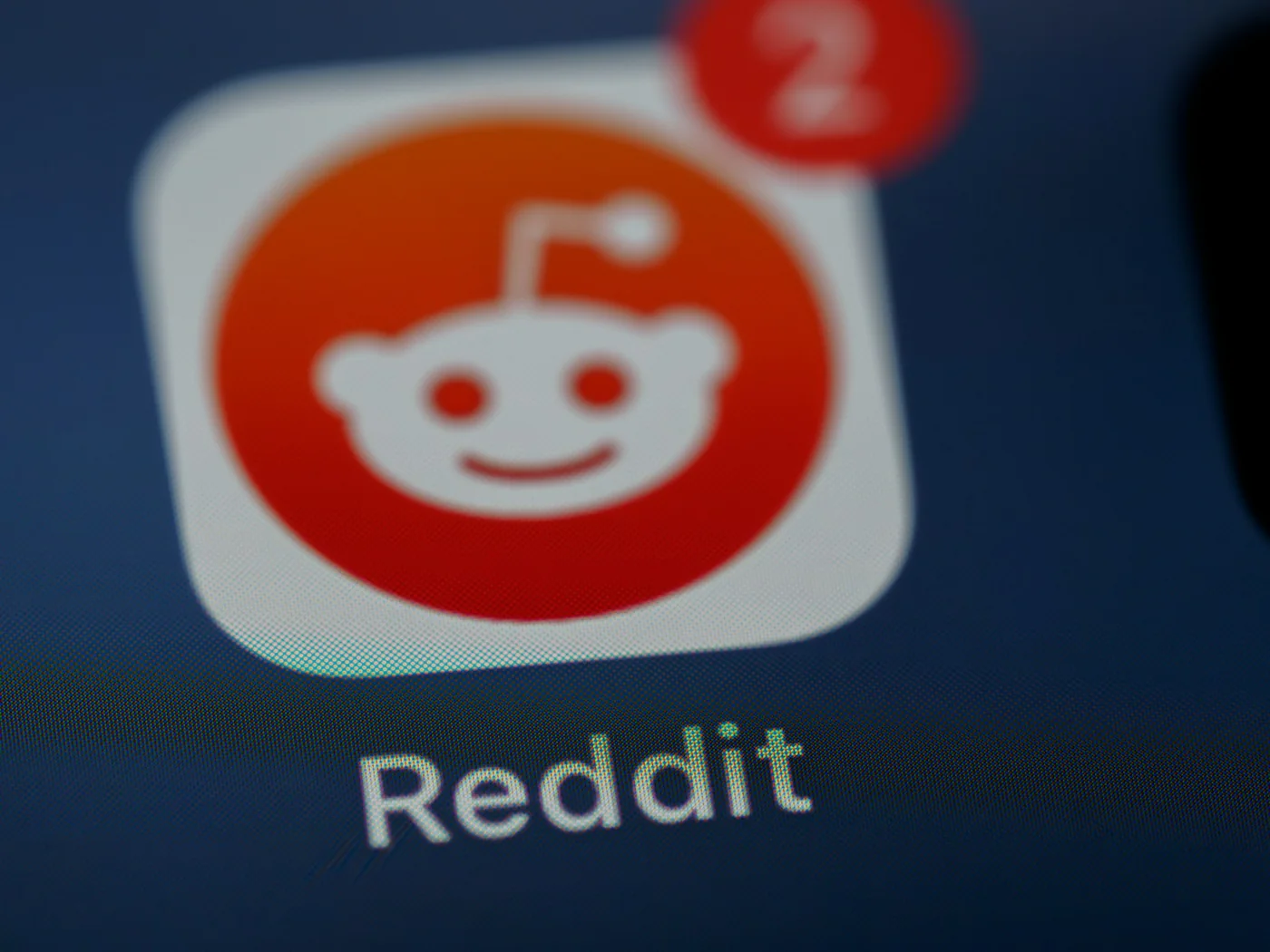 Icono de Reddit fotografiado en una pantalla. Imagen de contexto sobre el análisis de conversaciones en línea.